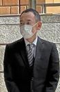 　初公判を終え、名古屋地裁を出る森山勇二被告＝２８日午前