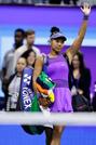 　女子シングルス準決勝で敗れ、歓声に応えながらコートを後にする大坂なおみ＝ニューヨーク（共同）