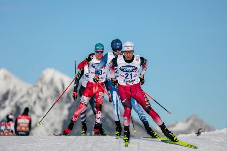 　Ｗ杯複合男子個人第１３戦の後半距離で力走する渡部暁斗（手前）。２２位となった＝ゼーフェルト（共同）