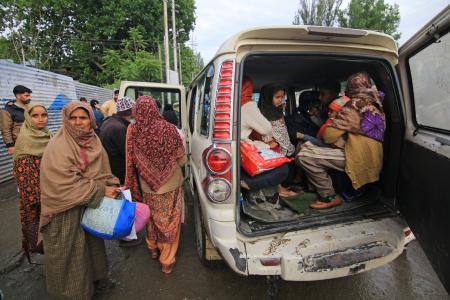 　９日、インドのジャム・カシミールで、避難するため車両に乗る住民ら（ゲッティ＝共同）