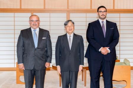 　バーレーンのサルマン皇太子（左）らと記念撮影される天皇陛下＝１９日午後、皇居・御所（宮内庁提供）