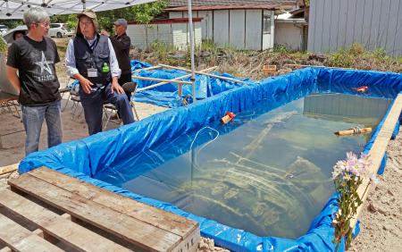 　展示されている紫電改のエンジンと見学者ら＝１６日、鹿児島県出水市
