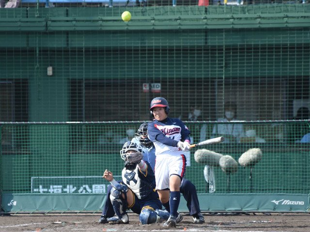 豊田自動織機×大垣ミナモＳＣ＝４回裏大垣ミナモ１死一、二塁、チームを勢いづかせる適時二塁打を放つ田立＝大垣北公園