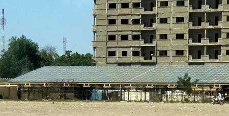 　アフリカ・チャドの首都、ンジャメナに設置された太陽光パネル＝２０２４年１１月（共同）