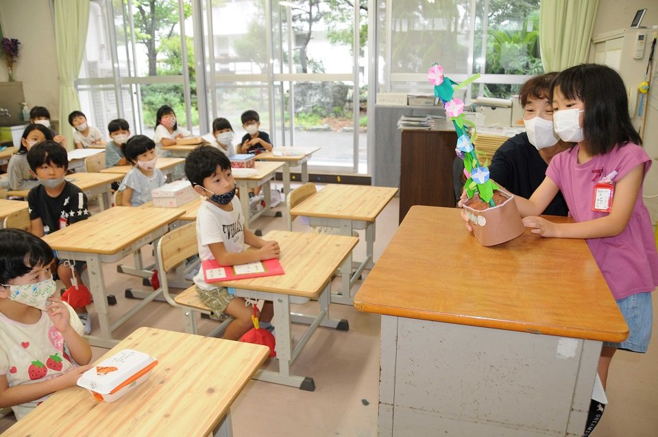 夏休みに作った工作などを発表する児童＝羽島市正木町、正木小学校