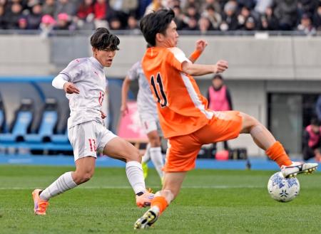 　神村学園―水口　後半、チーム３点目のゴールを決める神村学園・日高（左）＝Ｕ等々力