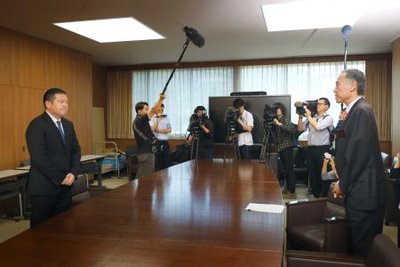　長野県石油商業組合の吉田和生理事長（左）と面会する阿部守一知事＝１６日午前、長野県庁
