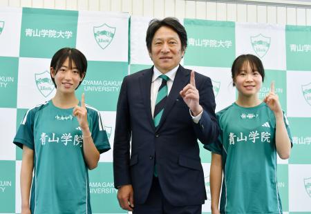 　青学大陸上競技部の原晋監督とポーズをとる芦田和佳（左）と池野絵莉＝４日、相模原市