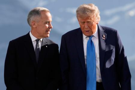 　トランプ米大統領（右）と話すカナダのカーニー首相＝１６日、カナダ西部カナナスキス（ＡＰ＝共同）