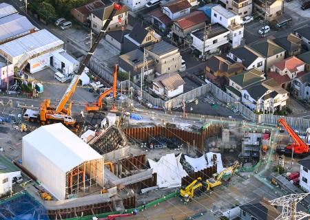 　埼玉県八潮市で県道が陥没し、転落したトラックの運転手が不明となっている事故現場。県や地元消防は地中の下水道管内で見つかった運転席部分の中に、人とみられる姿を発見したと明らかにした＝１日午後５時５３分（共同通信社ヘリから）