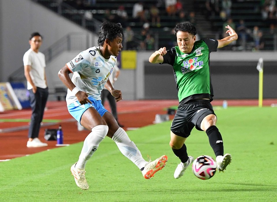 ＦＣ岐阜×ＹＳ横浜＝前半８分、 相手のパスをカットする新垣＝長良川競技場