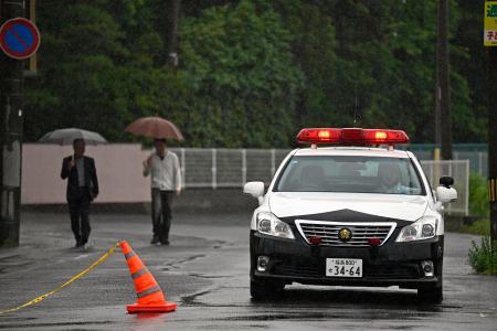 　クマが侵入した「ＯＫＩシンフォテック」周辺の交通を規制する警察車両＝３日午後１時５８分、福島市