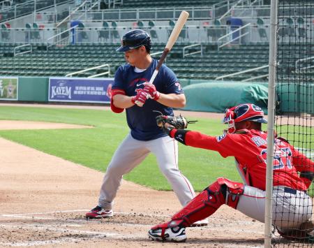 　実戦形式の打撃練習で打席に立つレッドソックス・吉田＝フォートマイヤーズ（共同）
