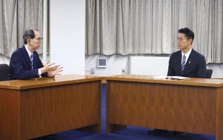 　福島県の内堀雅雄知事（左）と会談する細野復興相＝１８日夜、福島県庁