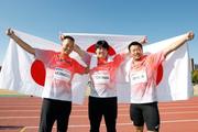 　「東京デフリンピック」の男子ハンマー投げで日本勢が表彰台を独占。日の丸を掲げる金メダルの遠山莉生（中央）、銀メダルの森本真敏（左）、銅メダルの石田考正＝２０日、大井ふ頭中央海浜公園陸上競技場
