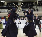 　決勝で国友錬太朗（左）を攻める星子啓太＝日本武道館