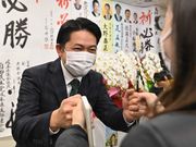 岐阜市長選で再選を確実にして支持者とグータッチを交わす柴橋正直さん＝６日午後８時半、岐阜市端詰町、選挙事務所