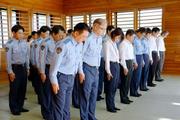 　長野県警中野署で黙とうする署員ら＝２５日午後４時２６分