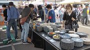 美濃焼の器がずらりと並ぶ大陶器市でにぎわう「たじみ陶器まつり」＝多治見市本町