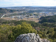 「白山槍」の眼下に広がる牧野地区（右）などの市街地。角度によって木曽川も見える