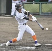 岐阜聖徳×岐阜工＝２回裏、先制打を放つ岐阜聖徳の臼井＝プリニー