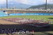 　松山中央公園野球場で開かれた高円宮賜杯第４６回全日本学童軟式野球大会マクドナルド・トーナメントの開会式