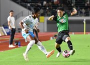 ＦＣ岐阜×ＹＳ横浜＝前半８分、 相手のパスをカットする新垣＝長良川競技場