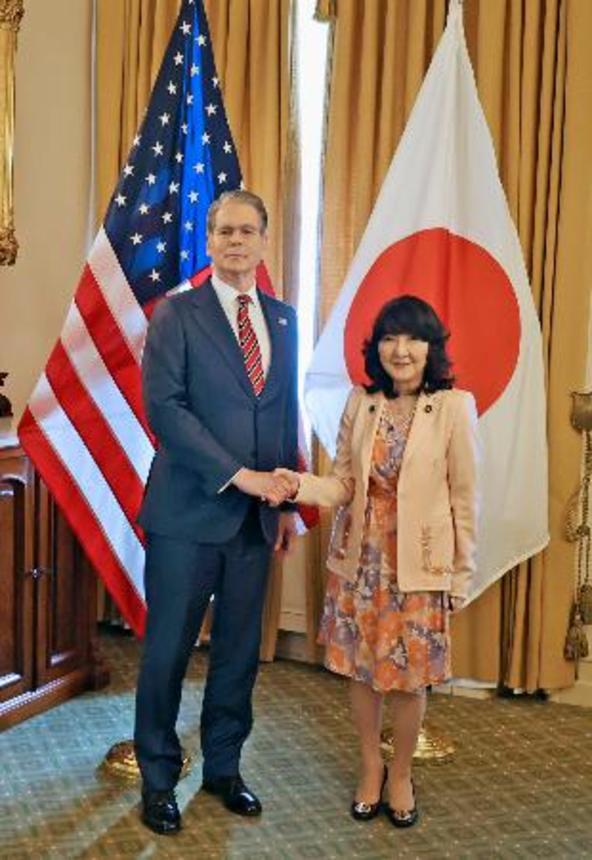 　ベセント米財務長官（左）と握手する片山財務相＝１５日、ワシントン（財務省提供・共同）