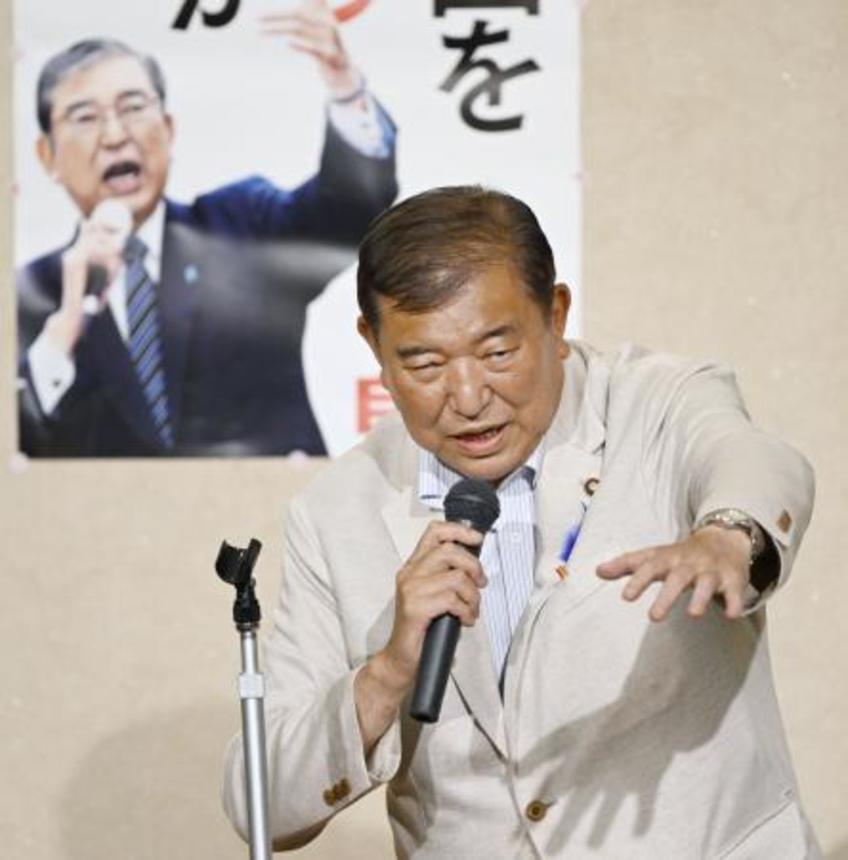 　滋賀県草津市で演説する自民党総裁の石破首相＝１０日午後