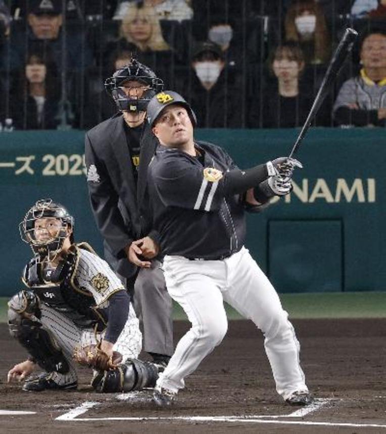 　２回ソフトバンク無死、山川が中越えに先制ソロを放つ。捕手坂本＝甲子園