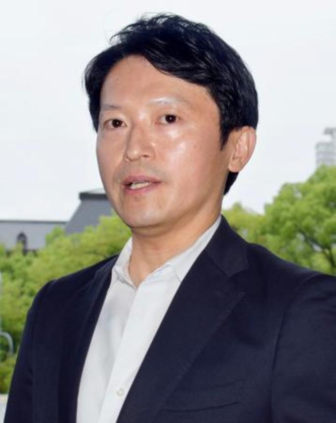 　兵庫県庁に登庁し、取材に応じる斎藤元彦知事＝３日午前