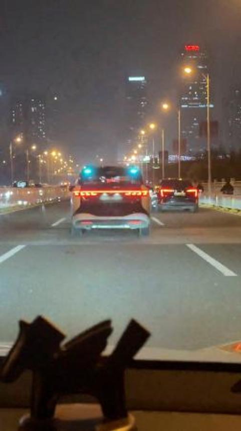 　ＳＮＳにアップロードされた百度の自動運転タクシー「アポロ・ゴー」の車両が道路で停止したとされる動画の一場面＝中国湖北省武漢市（ロイター＝共同）