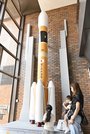 出口付近に展示されたＨ２Ａロケットの模型＝同
