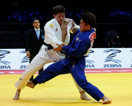 　男子９０キロ級決勝　対戦する田嶋剛希（右）と村尾三四郎＝ブダペスト（共同）