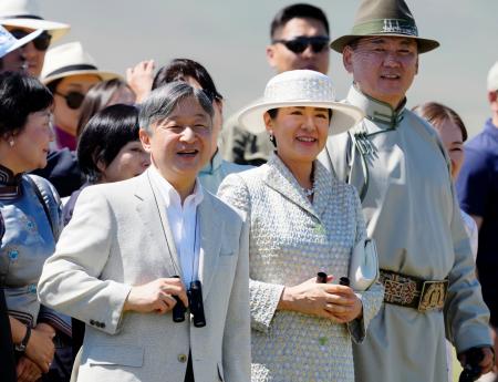 　モンゴルのフレルスフ大統領と競馬を観戦される天皇、皇后両陛下＝１２日、ウランバートル近郊のフイ・ドローン・ホダグ競馬会場（共同）