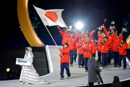 　ミラノ・コルティナ冬季五輪の開会式で、旗手の森重航を先頭に入場行進する日本選手団＝６日、イタリア・ミラノ（共同）
