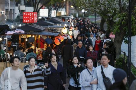 　多くの人でにぎわう福岡市の繁華街・中洲の屋台＝６日