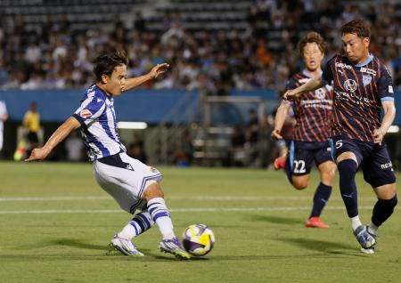 　横浜ＦＣ―Ｒソシエダード　前半、ゴールを狙うレアル・ソシエダードの久保（左）＝ニッパツ