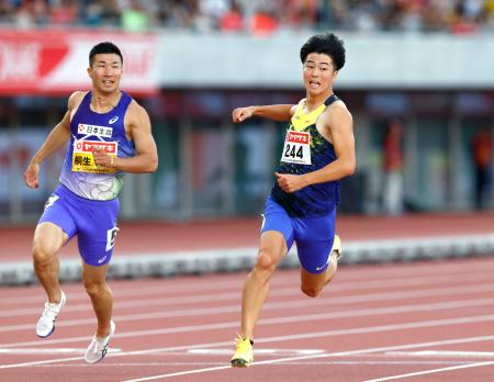 　男子１００メートルで優勝した多田修平。左は桐生祥秀＝パロマ瑞穂スタジアム
