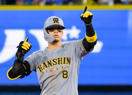 　４回阪神無死一、三塁、適時二塁打を放ちポーズを決める阪神・佐藤輝＝横浜
