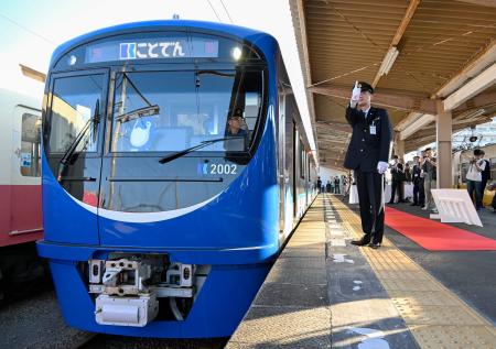　仏生山駅を出発することでんの新型車「２０００形」＝１日午後、高松市