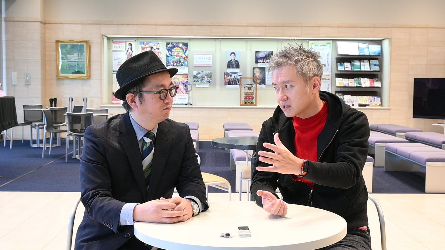 「やっぱ岐阜やて！」の一場面。右が秋元祥治さん＝岐阜新聞社本社