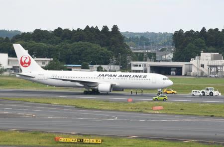 　機体の不具合のため成田空港に緊急着陸した日航機＝２９日午後０時１７分