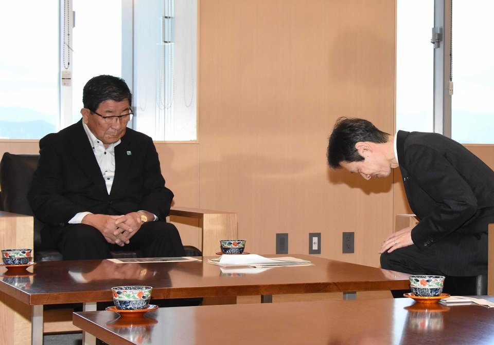 古田肇知事と面談し、県への報告の遅れをわびるJR東海の丹羽俊介社長（右）＝４日午前、岐阜県庁