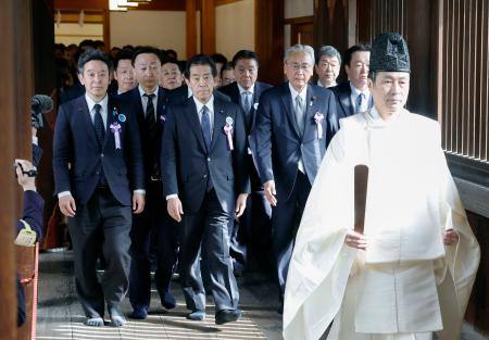 　参拝に向かう「みんなで靖国神社に参拝する国会議員の会」のメンバー＝２２日午前、東京・九段北の靖国神社