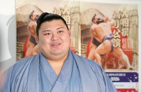 　大相撲パリ公演への出発を前に、羽田空港で取材に応じる横綱大の里＝１０日