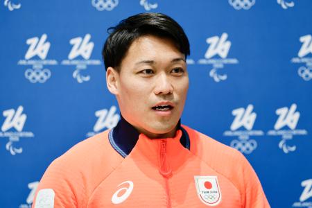 　イタリア・ミラノのマルペンサ空港に到着し、取材に応じる須貝龍＝１日（共同）