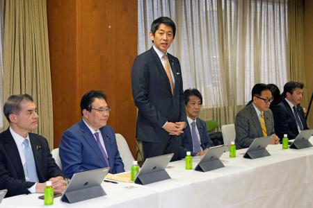 　自民党本部で開かれた政調審議会であいさつする小林政調会長＝２１日午前、東京・永田町