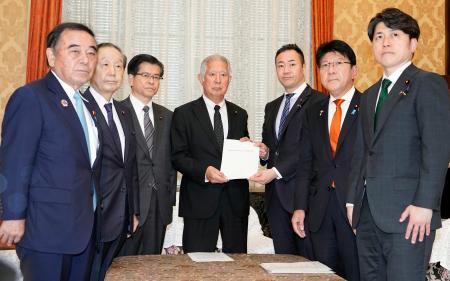 　衆院選挙制度の在り方を検討する与野党協議会の鈴木馨祐座長（右から３人目）らから報告書を受け取る森衆院議長（中央）＝５日午後、国会