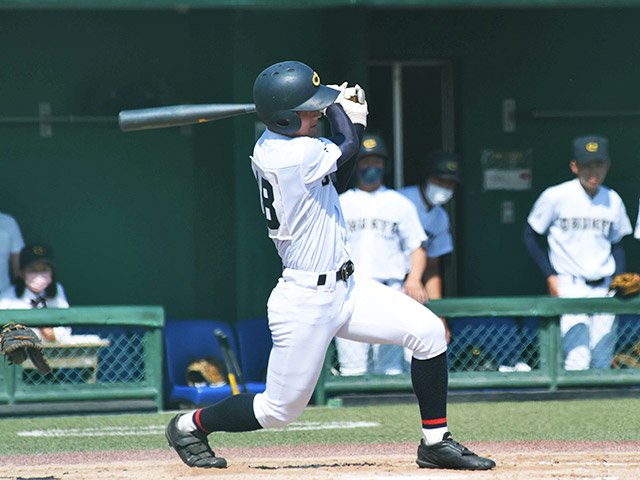 享栄×中京＝２回裏中京２死、チーム初安打を放つ古屋＝ダイムスタジアム伊勢